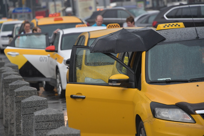 В Екатеринбурге задержали подозреваемых в разбойном нападении на таксиста