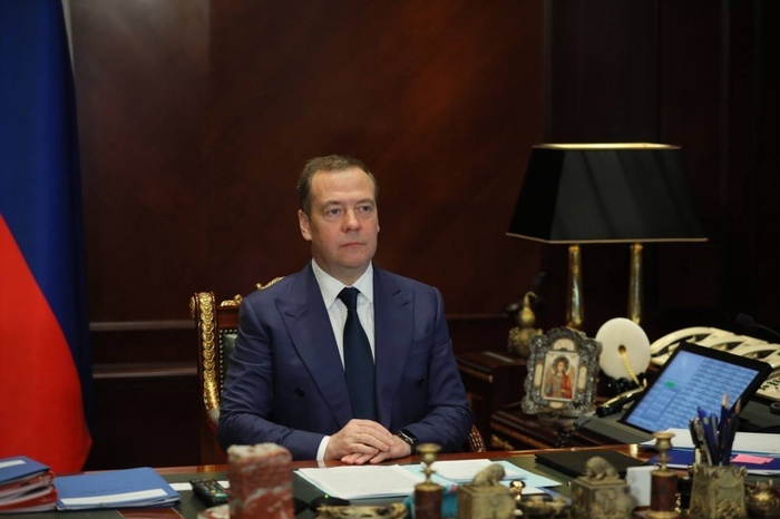 В Екатеринбург прилетел Дмитрий Медведев