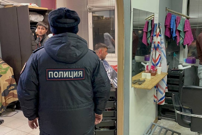 В Екатеринбурге силовиков стянули к месту сбора мусульман