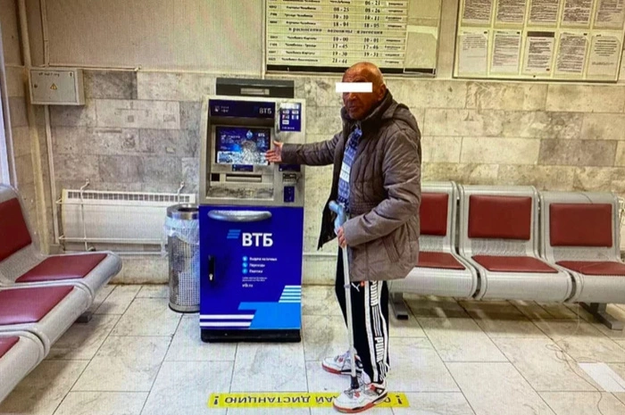 Пьяный уралец пытался камнем сломать и ограбить банкомат