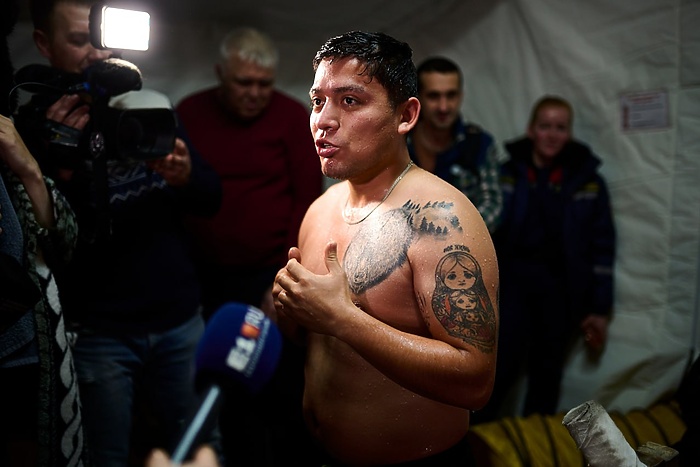 Студент УрФУ из Эквадора во время Крещенского купания показал «Матрешку»