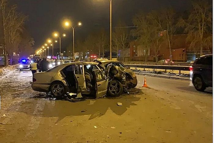 Два пассажира погибли, еще четыре в больнице: в Екатеринбурге «Мерседес» влетел в дерево