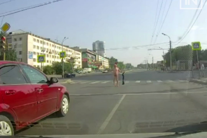 В Екатеринбурге голый мужчина ходил по дороге и показывал всем свои гениталии