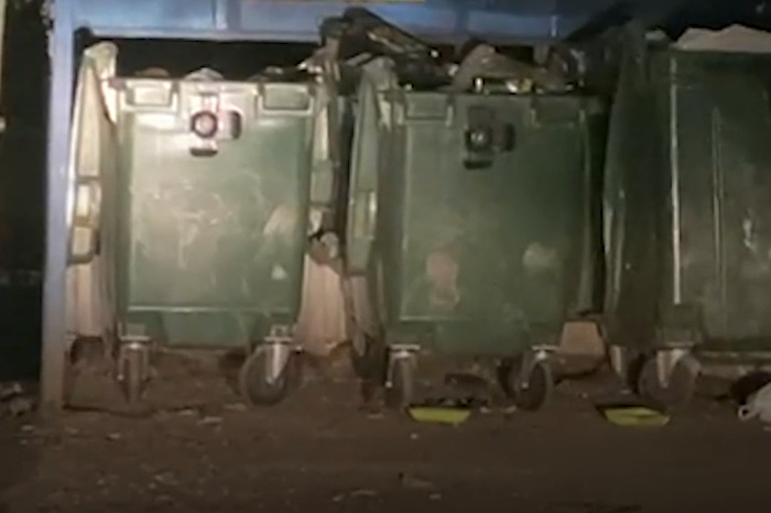 Екатеринбуржцы жалуются на переполненные мусорные контейнеры