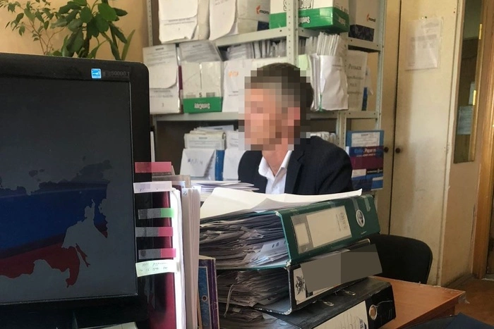 Судебные приставы встретили должника у трапа самолета в Кольцово