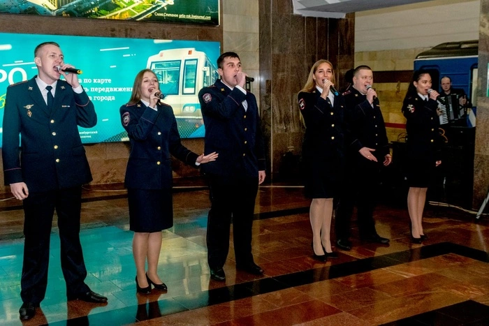 На станции «Площадь 1905 года» полицейские организовали фотовыставку в честь Героев нашей страны