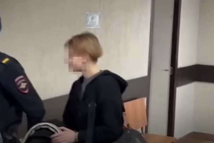 В Екатеринбурге вынесли приговор несовершеннолетней паре, насмерть забившей мужчину на остановке