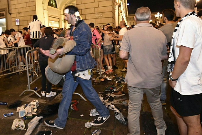 Вызвавшие давку в Турине подростки признали неуместной свою шутку о теракте