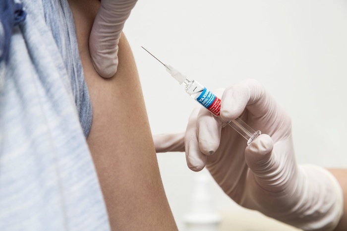 Минздрав остановил плановую вакцинацию в России из-за коронавируса