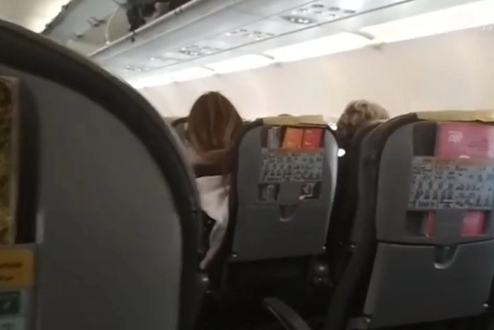 Российские туристы уже 10 часов сидят в самолете в аэропорту Хельсинки