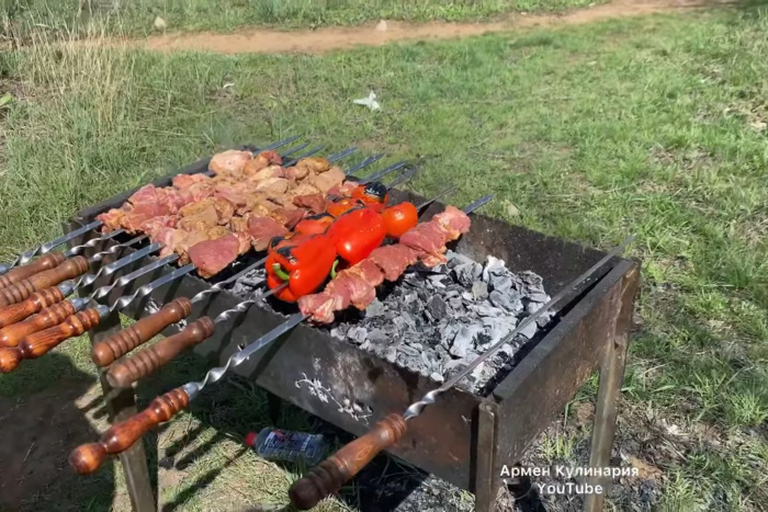 Шашлык фото. Шашлык на мангале. Шашлык. Жарим шашлык на даче. Шашлык на мангале.