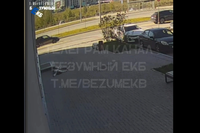 Девушка выпала из окна в Академическом (ВИДЕО 18+!!!)