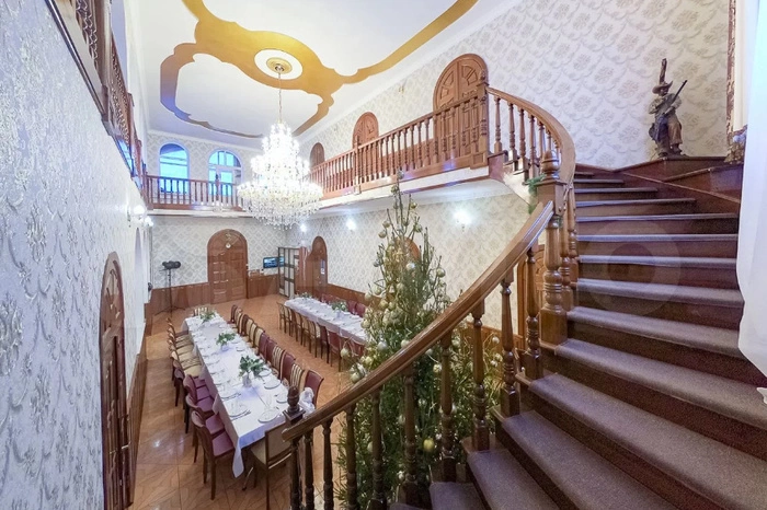 В Екатеринбурге продают коттедж за 55 миллионов рублей с гигантской люстрой