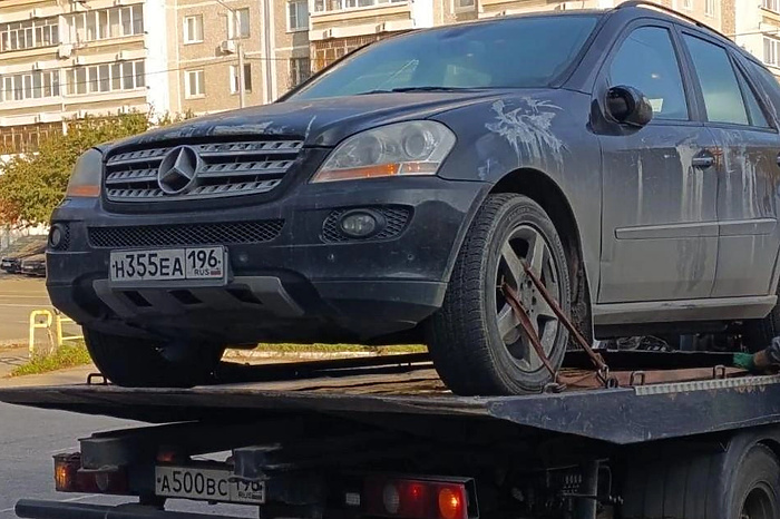 В Екатеринбурге «арестовали» Mercedes, владелец которого накопил штрафов на 400 тысяч