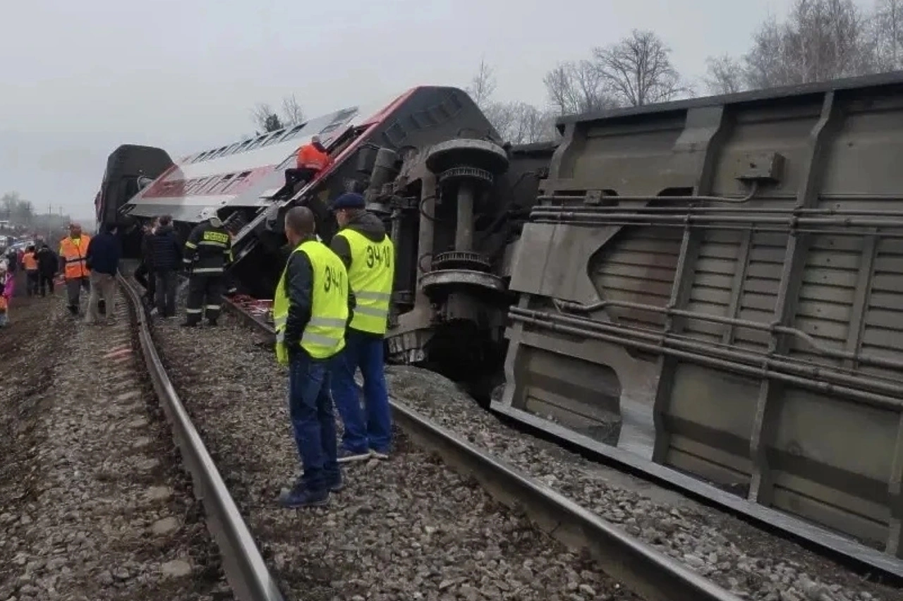 Пассажирский поезд, полный детских групп, сошел в рельсов под Ульяновском по пути на Урал
