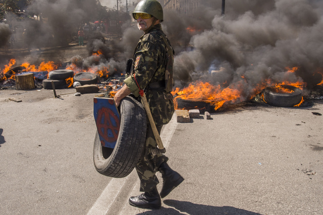 Во время уборки на Майдане произошли пожар и стычки