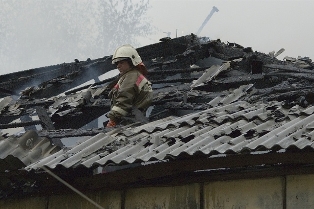 В Екатеринбурге пожарные спасли пенсионера из горящего дома