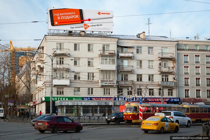 В центре Екатеринбурга под тяжестью рекламы разваливается жилой дом