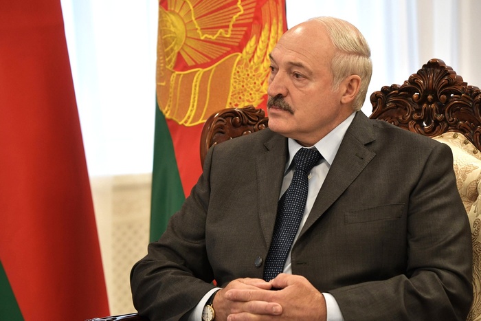 Лукашенко назвал панику вокруг коронавируса психозом и заявил, что мир сошёл с ума