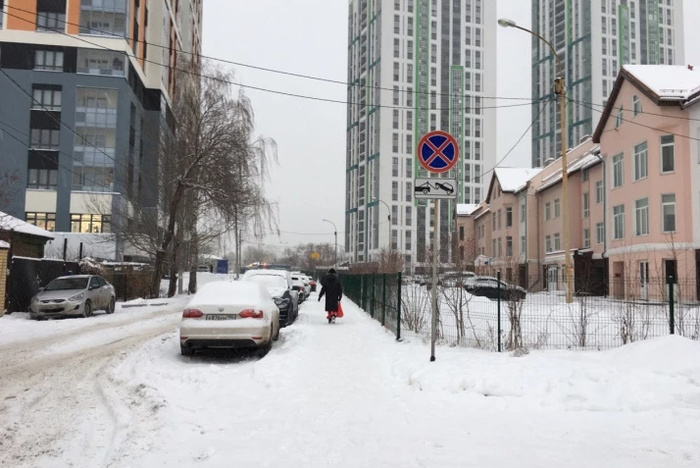 Жильцы ЖК на Московской пожаловались на бездействие ГИБДД, не трогающую автохамов
