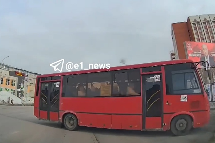 В Екатеринбурге автобус рванул на красный и вылетел на тротуар