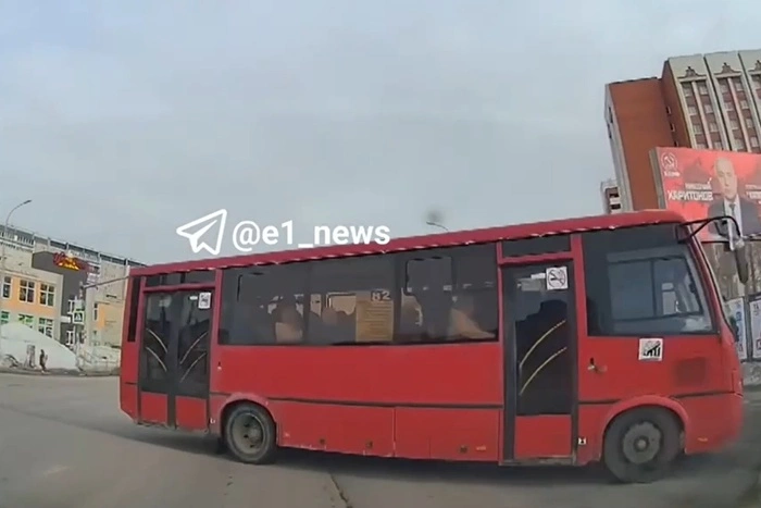 В Екатеринбурге автобус рванул на красный и вылетел на тротуар