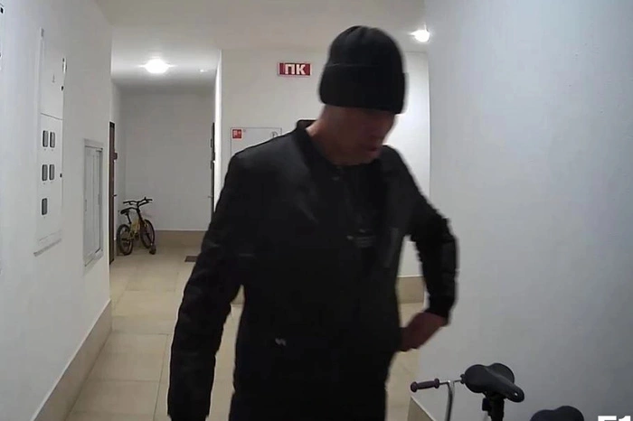 В Екатеринбурге вор забрался в квартиру со спящей девочкой