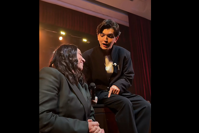 В Казахстане отменили концерты Akmal после скандала с желто-синим пакетом