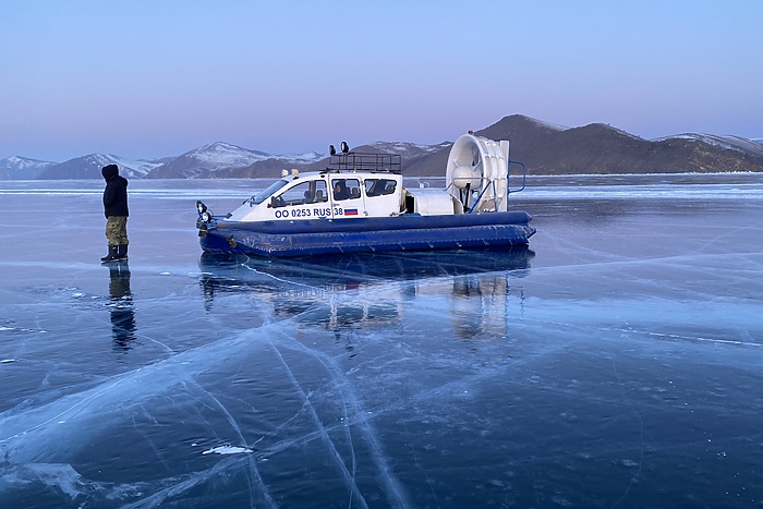 Восемь человек погибли на Байкале, провалившись под лёд