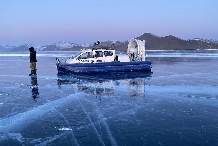Восемь человек погибли на Байкале, провалившись под лёд