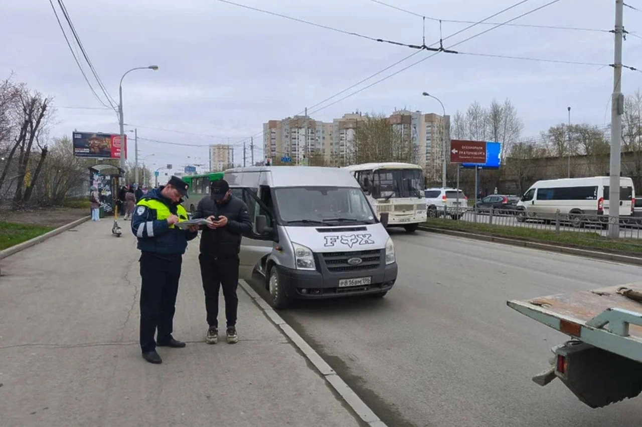 Автобус, которым управлял водитель без прав, остановили в Екатеринбурге