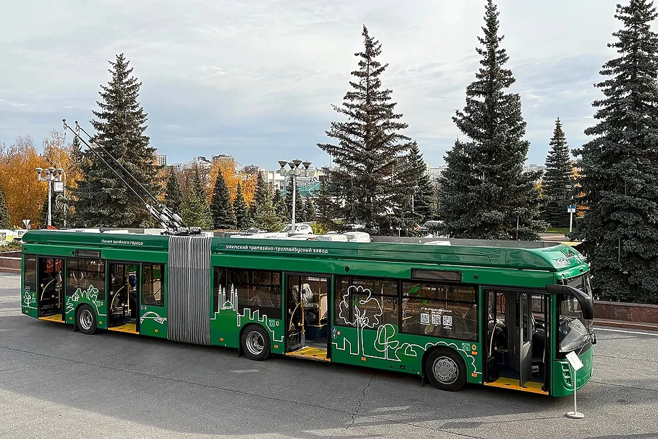 Екатеринбургские автомобилисты мешают высадке пассажиров на остановках троллейбусам