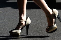 Россиянам запретят носить кеды, мокасины и высокие каблуки