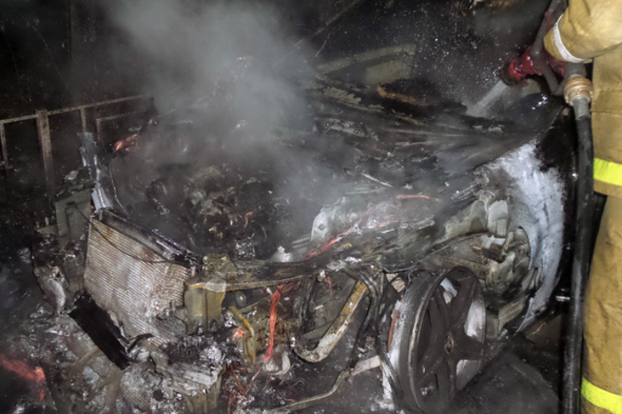 Ночью на Кольцовском тракте сгорел Land Rover, огонь повредил еще две иномарки