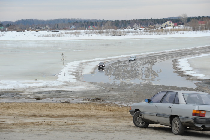 Сотрудники МЧС спасли трех сельчан, пытавшихся перейти Иртыш по неокрепшему льду