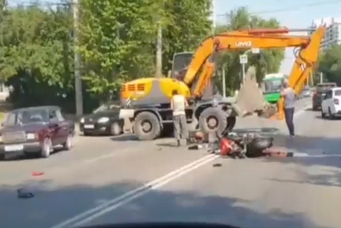 В Екатеринбурге в страшном ДТП с экскаватором насмерть разбился мотоциклист