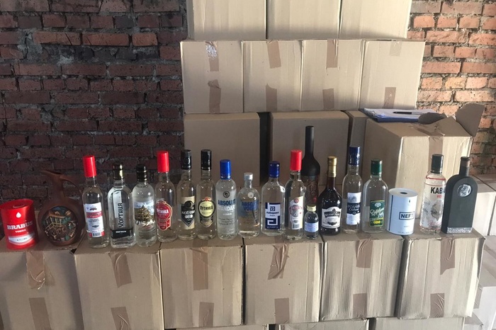 В Екатеринбурге нашли подпольный склад, где хранилось 50 тысяч литров алкоголя