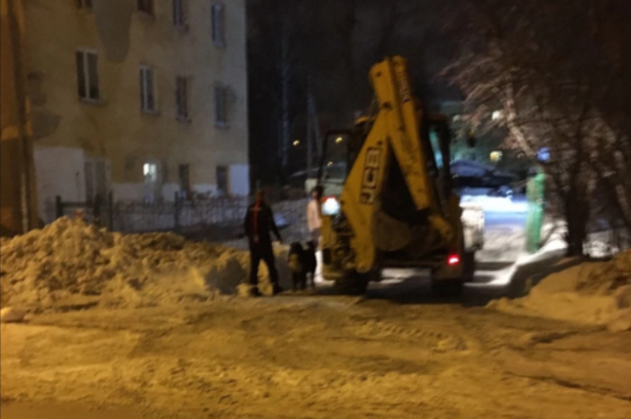 В Екатеринбурге трактор убрал снег с одного двора и подкинул его в другой