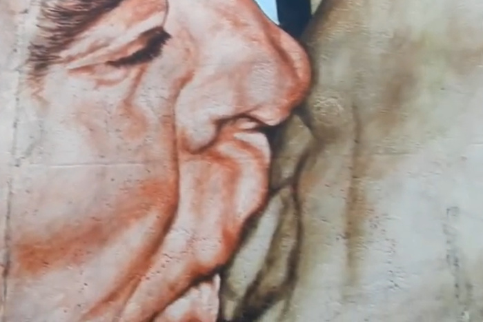 Умер автор граффити на Берлинской стене с Брежневым и Хонеккером