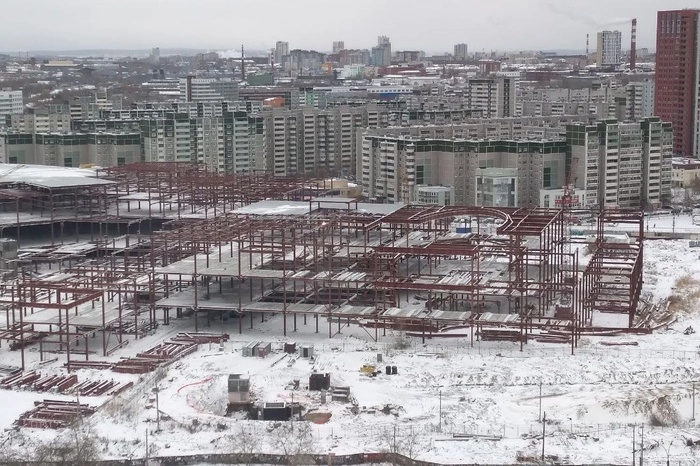 Из-за застройщика «Золотого» автовокзала екатеринбуржцу разбило иномарку