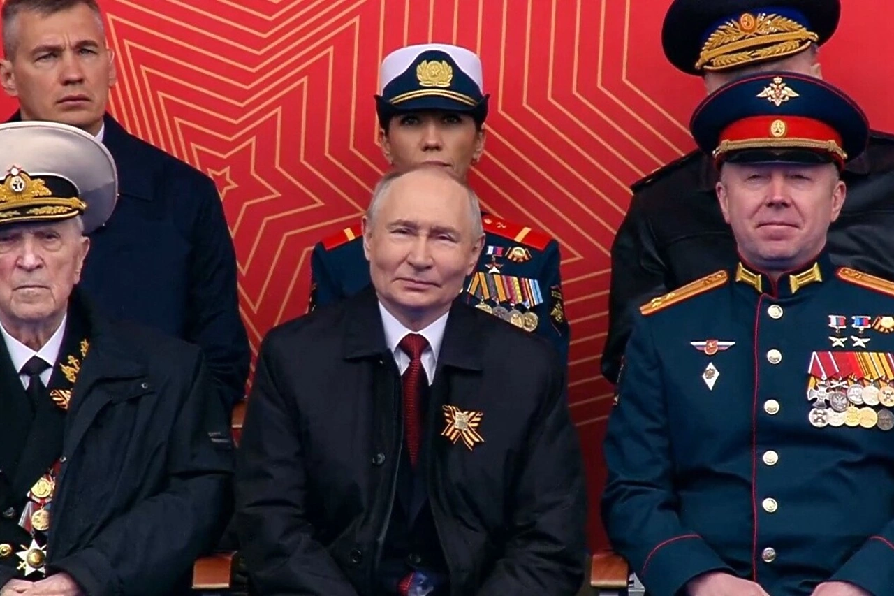 Стало известно, кто именно сидел рядом с Путиным на параде Победы