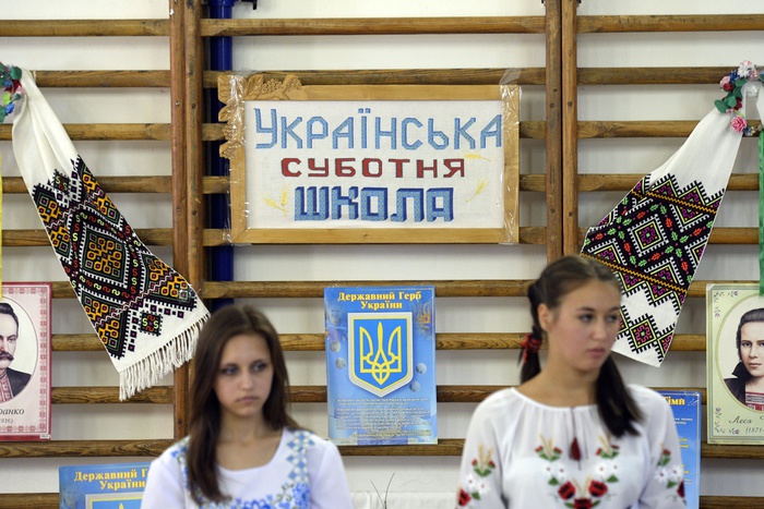 Харьковским учителям грозит увольнение за фото под портретом Путина