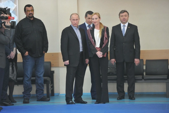 СМИ: Путин предлагал Обаме сделать Стивена Сигала почетным консулом России в США