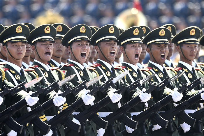 Китаец ради военного парада в Пекине научился не моргать в течение часа