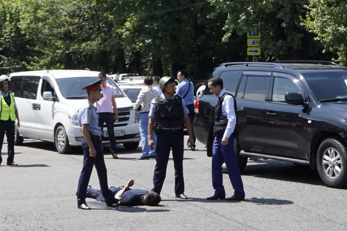 Убившего полицейских исламиста в Алма-Ате приговорили к смерти