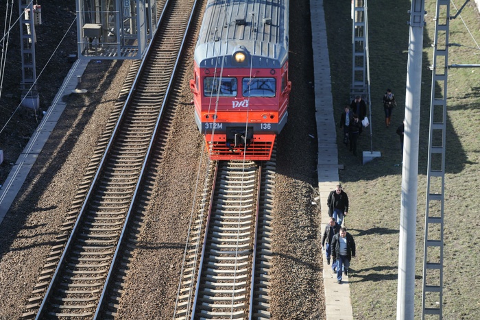 Пассажирский поезд насмерть сбил подростка в Свердловской области