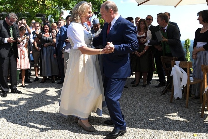 Путин поздравил с бракосочетанием главу МИД Австрии
