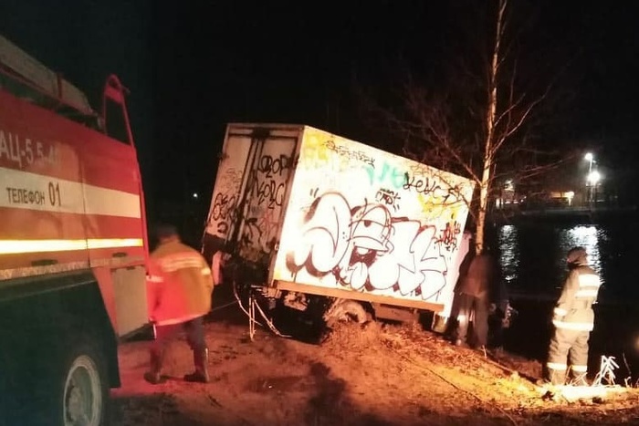 Под Петербургом водитель грузовой «ГАЗели» съехал в канал и утонул вместе с фургоном