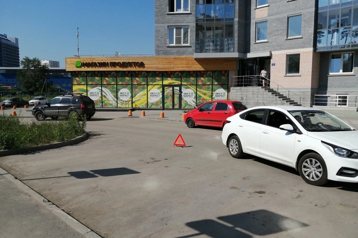 На Уктусе 5-летняя девочка попала под автомобиль на глазах у отца