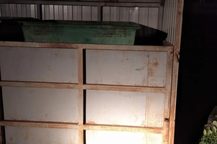 В Свердловской области на ребенка рухнула стена контейнерной площадки